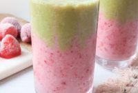 Layered Strawberry Matcha Smoothie Recipe