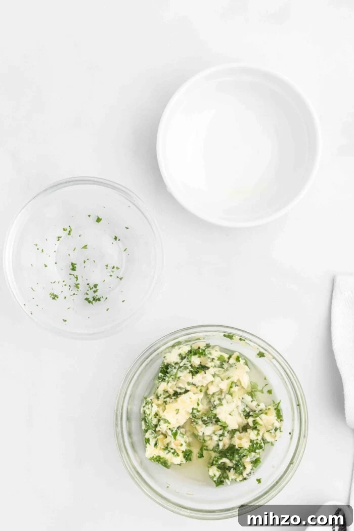 butter, oil, lemon juice, garlic and parsley mixed together in bowl