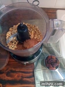 homemade chocolate peanut butter lara bar easy, healthy, and delicious.